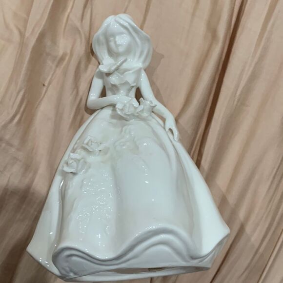 Vintage Andrea by Sadek Vintage White Porcelain Girl Figurine - Picture 1 of 1